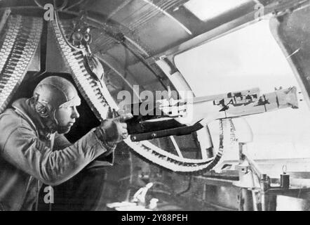 In der U.S. Fying Fortress über Tunesien trainiert die Taille eines Bombers der fliegenden Festung seine Augen, während ein Flug der großen amerikanischen Flugzeuge sich seinem Ziel nähert, während eines Angriffs der US Army Air Force auf Achsenpositionen in Tunesien. Dieser Schütze und seine Kameraden schossen 19 deutsche Kampfflugzeuge in einer der größten Luftschlachten der tunesischen Front ab. Mai 1943. Stockfoto