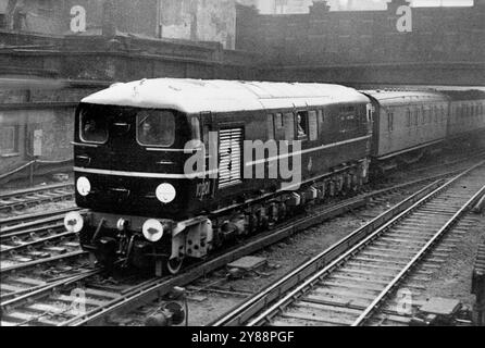 Neue Diesellokomotive für British Railways -- die neue elektrische Diesellokomotive kommt während eines Testlaufs in Victoria Station, London an. Die erste von drei neuen Express-Passagier-Diesellokomotiven, die bei den Werken der British Railways in Ashford (Kent) entwickelt und gebaut wurden, wird in Kürze in Betrieb genommen. Die Lokomotive ist mit einem 1600 PS Dieselmotor-Generator ausgestattet und kann eine Geschwindigkeit von 80 km/h erreichen. Er ist 64 Meter lang und wiegt 135 Tonnen. Dezember 1950. (Foto von S&G). Stockfoto