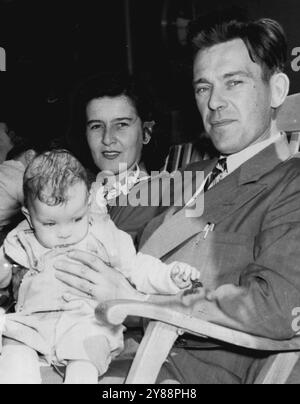 Baby John Loos Dose scheint nicht sehr daran interessiert zu sein, was an Bord der Marine Phoenix stattfindet, kurz bevor das Boot San Francisco am 7. Juli 1948 verließ. Seine Mutter und sein Vater Joseph & Mary Loos gehörten zu den 185 Personen, die im Rahmen des subventionierten Migrationsplans der australischen Regierung nach Australien segelten. Von St. Paul, Minnesota, fahren sie nach Sydney, Mrs. Loos Heimatstadt, wo Mr. Loos nach der G.I. Bill of Rights studieren wird. Joseph Loos, die australische Ehefrau Mary und Baby John, die zu den 185 subventionierten Einwanderern aus Amerika gehören, werden am kommenden Dienstag in Sydney an Bord der Marine sein Stockfoto