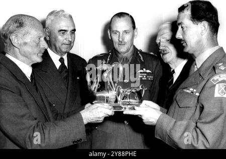 Präsentation Der Malayischen Offiziere. Liuet-General Gordon Bennett (links), der den 2. A.I.F. in Malaya befehligte, hielt eine Präsentation im Namen der 2. A.I.F. malayischen Offiziere vor Lieut-Colonel J.G. Ochiltree, dem Befehlshaber des 2. Bataillons R.A.R., für die Truppe, die nächste Woche nach Malaya geht. Die Präsentation bestand aus einem dreiteiligen Kaffeeservice, dessen Stücke alle über 100 Jahre alt sind. L an R. Lieut-General Gordon Bennett, Brigadier F.G. Galleghan, Lieut-General E.W. Woodward, Lieut-General Sir Horace Robertson (Honorary Colonel Royal Australian Regt.) und Lieut Colonel J.G. Ochiltr Stockfoto