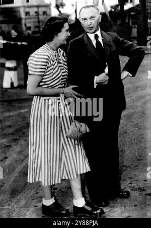 Bundeskanzler im Urlaub: Dr. Konrad Adenauer, Bundeskanzler, mit seiner Tochter Charlotte, erholt sich nach seiner jüngsten Krankheit in der Schweiz. Juli 1950. (Foto: Sports & General Press Agency Ltd.) Stockfoto