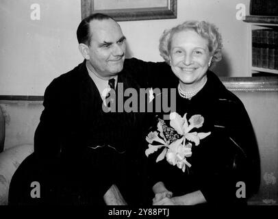 Jeder ist ein Großelternteil. So trafen sie sich. Und jetzt sollen sie verheiratet sein William Batt, 65, Leiter der amerikanischen Wirtschaftsverwaltungsmission in Europa, und Madeleine Loraine Walther, amerikanische Dichterin und Komponistin. Mrs. Walther kam gestern Abend in London an, als Mr. Batt mit Reportern über die Aussetzung der Marshall-Hilfe sprach. In Amerika leben sie in der Nähe. Sagte Mr. Batt: "So ist es passiert. Du weißt, was Kinder sind. Sie werden freundlich. Dann werden ihre Kinder freundlich. Dann die Großeltern. Dezember 1950. (Foto per Daily Mail). Stockfoto