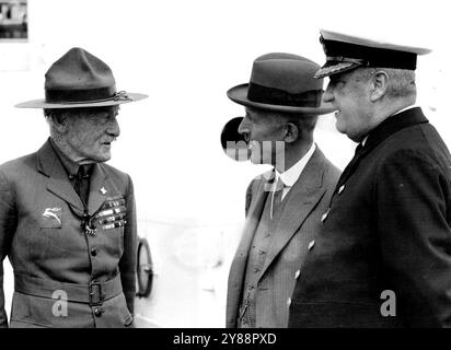 650 Pfadfinder fahren auf Kreuzfahrt zu den Baltischen Häfen ... Lord Baden-Powell verließ Dänemark wegen Uniform -- von links nach rechts: Lord Baden-Powell im Gespräch mit Sir Percy Everett und Kapitän F.J. Burd (größer).650 Pfadfinder und Girl Guides verließen Southampton heute am 12. August auf der S.S. Calgaric auf einer ausgedehnten Sommerkreuzfahrt, die Holland, Norwegen und Schweden umfassen wird. Lord Baden-Powell, der die Kreuzfahrt leitet, wurde wegen seiner Uniform verboten, in Dänemark zu landen. September 1933. (Foto von der zugehörigen Pressefoto). Stockfoto