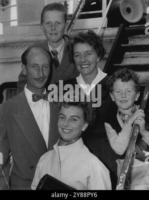 Eine englische Familie, die sich zum zweiten Mal in Australien niedergelassen hat, muss vielleicht in einem Zelt schlafen. Die Familie (oben) kam heute in Sydney an der Moreton Bay an. Sie sind Mr. Und Mrs. D. H. Brown, und die Kinder Vivienne, 19, Keith, 12, und Neil, sechs. 1951 kamen die Browns in Melbourne an, waren aber unglücklich und kehrten nach Hause zurück. Nach einem Jahr in England entschied man, Australien sei der beste Ort. Januar 1955. Stockfoto