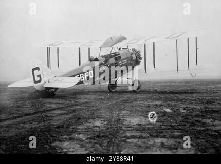 London Capetown Flug beginnt -- die Abfahrt von Croydon. Mr. Alan J. Cobham, der angesehene britische Flieger, der 250.000 Meilen in Europa, Asien, und Afrika, das London auf einem 8.000-Meilen-Flug verließ, um ihn über unbekannte Wüsten und Wälder Afrikas zu bringen, soll Imperial Airways über die Möglichkeit berichten, eine reguläre Fluglinie zwischen London und Kapstadt einzurichten. Februar 1930. (Foto von Central News) Stockfoto