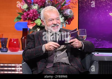 NUR REDAKTIONELLE VERWENDUNG Moderation Graham Norton während der Dreharbeiten für die Graham Norton Show im BBC Studioworks 6 Television Centre, Wood Lane, London, die am Freitagabend auf BBC One ausgestrahlt werden. Bilddatum: Donnerstag, 3. Oktober 2024. Bildnachweis: Matt Crossick/PA Wire Stockfoto