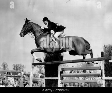 Perfekte Teamarbeit -- Ein feiner Actionfoto perfekter Teamwork, während die Championpferderin Pat Smythe und ihr prächtiges Pferd „Prince Hal“ in ihrem charakteristischen, einfachen perfekten Stil springen, während sie an der jüngsten Beaufort Hunt Jumping Show in Badminton teilnehmen. Die zweitägige Springshow der Beaufort Hunt fand am Freitag und Samstag, den 22. April, in Badminton statt. Und 23. Unter den Teilnehmern dieser Veranstaltung war die britische Meistershow Jumper Miss Pat Smythe, die zusammen mit ihrem ebenso berühmten Pferd „Prince Hal“ eine bekannte Figur bei Pferdeschauen auf der ganzen Welt ist. April 1955. (Foto Stockfoto