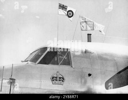 Royal Family's First Flight on South African Tour -- der Standard der Queen (rechts) fliegt zum ersten Mal von ihrem Viking-Flugzeug auf dem Bloomfontein-Flugplatz. Links ist die Flagge der Royal Air Force. Zum ersten Mal während der Tour der britischen Königsfamilie durch Südafrika wurden die King's Flight of Viking Flugzeuge zur Beförderung der königlichen Party verwendet, als der König und die Königin und die beiden Prinzessinnen 90 Meilen nördlich vom Game Reserve in Biltfontein flogen und dann rechtzeitig zum Abendessen nach Bloamfontein zurückkehrten. König George und Prinzessin Margaret flogen in einem Flugzeug (der erste Flug der Prinzessin), Königin Elizabeth und Stockfoto