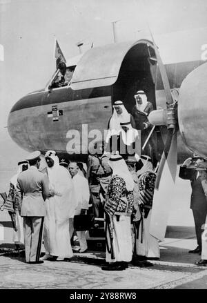 König Saud besucht Persien -- der Schah von Persien, Reza Pahlevi (zurück zur Kamera) begrüßt König Saud von Arabien bei seiner Ankunft am Flughafen Mehrabad, Teheran, bei einem dreitägigen Staatsbesuch in Persien. August 1955. (Foto von United Press). Stockfoto