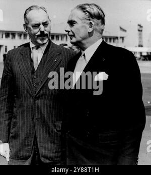 Dean Acheson Kommt Zu Drei-Macht-Gesprächen -- Mr.. Dean Acheson kam heute Nachmittag am Flughafen London an, als er US-Botschafter in London war, und Mr. Anthony Eden. Mr Dean Acheson, Außenminister der Vereinigten Staaten, kam heute Nachmittag mit dem Flugzeug nach London, um an drei-Macht-Gesprächen über Europa und den Fernen Osten teilzunehmen. Er wird bis zum Tag, Donnerstag und Freitag hier sein und Gespräche mit dem britischen Außenminister Anthony Eden führen, und am Mittwoch wird er nach Oxford gehen, der französische Außenminister wird am Freitag an den Diskussionen teilnehmen. Juni 1952. (Foto: Paul Popper, Paul Popper Ltd.) Stockfoto