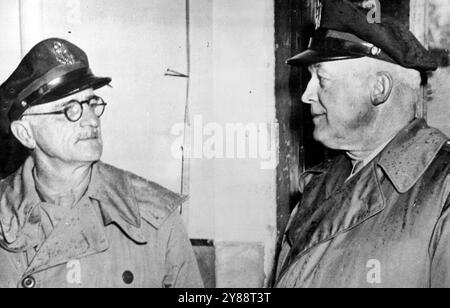 US Air Chiefs in Italien -- Generalleutnant Carl A. Spaatz (links) und General Henry H. Arnold, Kommandeur der United States Army Air Forces, sprechen über die Dinge während eines Besuchs von General Arnold im Sektor Neapel in Italien nach der historischen Konferenz der Alliierten in Kairo, Ägypten, und Teheran, Iran. General Spaatz, zu der Zeit, als dieses Bild gemacht wurde, war stellvertretender Kommandeur der alliierten Luftstreitkräfte im Mittelmeertheater. Der Präsident der Amerikanischen Nation gab jedoch bekannt, dass General Spaatz zum Kommandeur der strategischen Bombardements der US-Armee gegen Deutschland ernannt worden sei. Februar Stockfoto