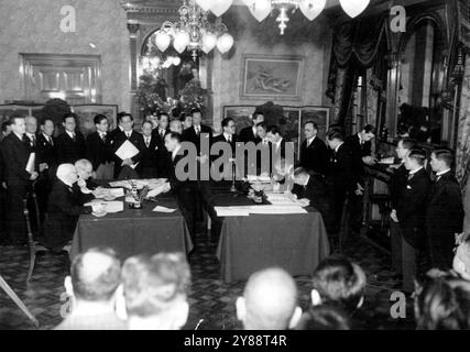 Geschichte machen...Foto zeigt die historische Szene in der offiziellen Residenz der Außenminister heute Nachmittag, als Japan und Frankreich zwei wichtige Abkommen unterzeichneten. Die französischen Delegierten, Botschafter Charles Arsene-Henry im Vordergrund und Delegierte Relle Robin, sitzen am linken Tisch, während die japanischen Delegierten, Außenminister Yosuke Matsuo lea und Botschafter Hajime Matsumiya, im Vordergrund, am rechten Tisch die Dokumente unterzeichnen. Mai 1941. (Foto vom Domei News Photos Service). Stockfoto
