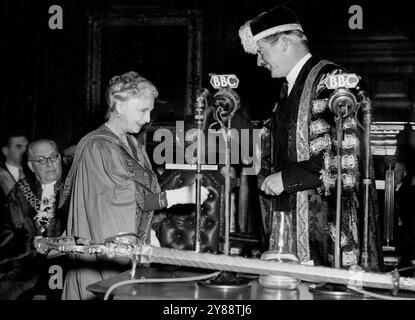 Mr. Anthony Eden präsentiert Abschlüsse -- in seinen Gewändern als Kanzler der Universität Birmingham, Mr. Anthony Eden, ein ehemaliger Außenminister Großbritanniens, überreichte Prinzessin Alice Countess of Athlone während der Jubiläumsfeier der Universität Birmingham den Doktor of Law. Mai 1950. (Foto von der Bildabteilung) Stockfoto