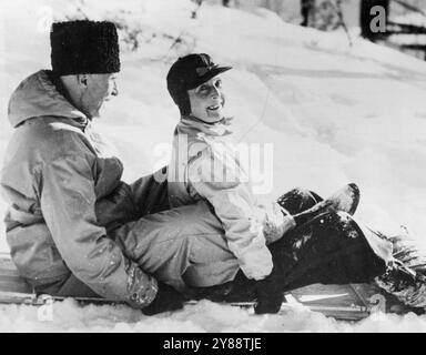 Kanadas Generalgouverneur genießt Winter Spot -- seine Exzellenz der Earl of Athlone, Generalgouverneur von Kanada, und seine Frau, Ihre Königliche Hoheit die Prinzessin Alice, Countess of Athlone, Rodelbahn in der Nähe des Regierungshauses in Ottawa. Ihre Exzellenzen zeigen ein starkes Interesse an Wintersport in einer Zeit, die sie von ihrer Kriegsarbeit verschonen können. Februar 1941. (Foto von ACME) Stockfoto