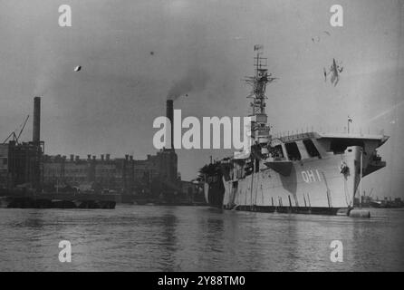 Dutch Aircraft Carrier kommt in London an: Der Flugzeugträger Karel Doorman in Greenwich nach ihrer Ankunft. Der Flugzeugträger der niederländischen Marine „Karel Doorman“ ist in der Themse angekommen und liegt vor Greenwich auf einem guten Besuch in London. 30. April 1947. (Foto: Sport & General Press Agency Limited). Stockfoto