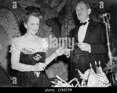 Lady Astor geehrt -- die in Virginia geborene ehemalige Abgeordnete des britischen parlaments, Lady Astor, erhält ein Medaillon von Thomas B. McAdams, ehemaliger Präsident der Virginians of Maryland, in Baltimore, MD., 2. Februar. Sie war die erste Frau, die die Ehre erhielt. Februar 1946. Stockfoto