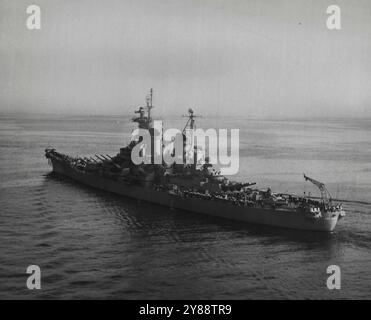 USS New Jersey zieht in Aktion - das Schlachtschiff USS New Jersey ist in koreanischen Gewässern mit der schnellen Carrier Task Force 77 in Kontakt. Die 45.000 Tonnen schweren Schiffe dienen als Flaggschiff für Vizeadmiral Harold M. Martin, Commander Seventh Fleet, der am 13. Mai seine Flagge von der USS Philippine Sea übertrug. New Jersey ist der erste Schlachtwagen, der aus Mottenbällen geholt und wieder aktiv eingesetzt wurde. Zuletzt wurde sie bei der Bombardierung von Wake Island im August 1945 beobachtet. New Jersey wird von Captain David M. Tyree, USN von Alexandria, Virginia, kommandiert. Mai 1951. (Foto von offiziellem Foto der US Navy). Stockfoto