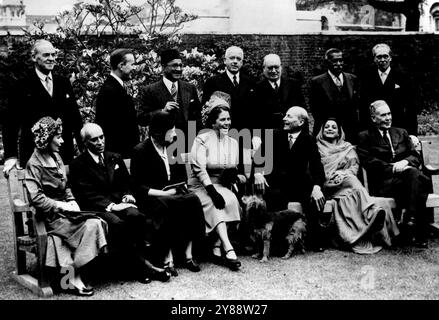 Dieses Bild wurde heute (Donnerstag) im Garten der Downing Street 10 in London aufgenommen, als Mr. Clement Attlee, der britische Premierminister, und Mrs. Attlee die Commonwealth-Staatsmänner unterhielten, die sich jetzt zur Commonwealth-Konferenz in London versammelten. Dies war das erste Mal, dass sich die Delegierten seit ihrer Ankunft trafen. In der ersten Reihe befinden sich - von links nach rechts - Frau Attlee, Pandit Jawaharlal Nehru, indischer Premierminister, Lady Cripps, Frau Malan; Mr. Attlee und der Attlees' Hund "Ting", Begum Liaqat Ali khan und Mr. Joseph Chifley, Stockfoto