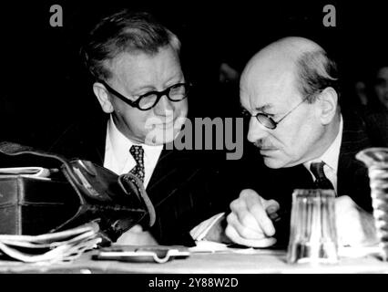 Zwei Leiter des Problems Premierminister Reden der Sozialistischen Partei Konferenz Margate, Kent: Auf der jährlichen Konferenz der Labour Party, die gestern hier eröffnet wurde, treffen sich Premierminister Clement Attlee (rechts) und Herr Herbert Morrison, Lord President of the Council, in einer ernsthaften Diskussion. Der Premierminister sagte heute auf der Konferenz: "Es kann keine Frage von Koalition in Friedenszeiten geben." "Wir haben unsere Stimme bei den Wahlen im Februar erhöht, aber eine Reihe von Sitzen verloren", fuhr er fort. Aber wir haben die Wahl gewonnen. Da wir über die Möglichkeit einer Parlamentswahl sprechen, Mr. Attlees Stockfoto