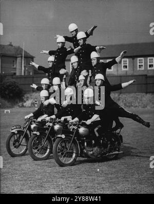 Aber nicht für den 'Windy' -- der Fan RID ist der Name dieses Essays in 'High' Way, der von Mitgliedern des Royal Corps of Signals Display-Teams reist. Die 13 Motorradfahrer, die wirtschaftlich auf drei Maschinen ausgeglichen waren, nahmen im Catterick Camp in Yorkshire an einer Demonstration des gesamten Teams von 24 Männern Teil, die als Vorbereitung für eine sechsmonatige Tour gegeben wurde. Das Team wird viele Teile des Landes besuchen und für zwei Wochen beim Royal Tournament erscheinen, das nächsten Monat in Olympia (London) stattfindet. Mai 1949. (Foto von Reuterphoto). Stockfoto