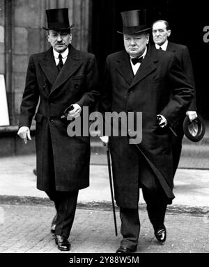 Lord Gort Memorial Service -- Die Rt. Ho. Winston Churchill, C.H., O.M., M.. P (rechts) und der Premierminister, der Rt. Hon.C.R.Attlee, verlässt Westminster Abbey heute, Mittwoch, nach dem Memorial Service. Vertreter des Königs und Mitglieder der Königlichen Familie, Regierungsmitglieder, Service Chiefs, Herrschaftsführer und Vertreter des Diplomatischen Korps nahmen heute an einer Gedenkfeier für Feldmarschall Gort, V.C., in Westminster Abbey, London, Teil. Mittwoch. April 1946. (Foto von Reuter Photo). Stockfoto