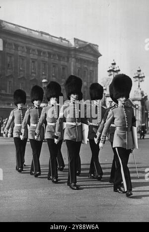 Royal Beeral Bearer Party von Queen Mother empfangen -- die Bearer Party verlässt den Palast mit ihren signierten Fotografen. Marsch nächste Kamera ist links nach rechts L/CPL. J. Schofield, Gdsmn. G. Crowther, Gdsmn. V. Wright, L/CPL. W. Fritteuse. Die Parteiführung ist Lt. A.D.Y. Naylor-Leyland. Fast versteckt vom Anführer ist Gdsmn G. Snook und der dritte von rechts (hinten) Gdsmn R. Dilworth. Die Trägerpartei der King's Company of the Grenadier Guards, die den Sarg des verstorbenen Königs Georg VI. Bei seiner Beerdigung trug, wurde heute im Buckingham-Palast von Königin Elisabeth, dem Q, in besonderer Audienz empfangen Stockfoto