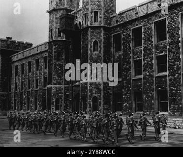 Das Tower of London Regiment -- 1. BN. Der Royal Fusiliers kehren nach 30 Jahren Auslandsdienst nach Großbritannien zurück. Rekruten nach zwei Wochen Training marschdorsch von Depot, Tower of London, ihre Waffen schleudern, weil sie noch keine Rüstungsübung gelernt haben. Diese Jungs gehören zu denen, die mit dem 1. Nach Korea fahren. Royal Fusiliers im Juni. April 1952. (Foto vom Informationsbüro). Stockfoto