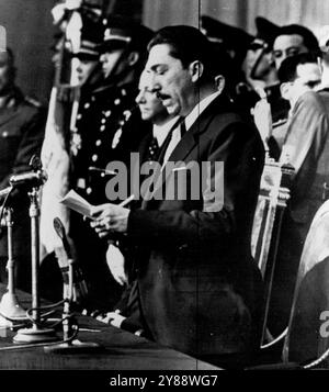 Aleman hält Antrittsrede - Miguel Aleman, heute hier als Präsident von Mexiko eingeweiht, wird kurz nach dem Amtseid gezeigt, als er seine Antrittsrede ablegte. Dezember 1946. (Foto von AP Wirephoto). Stockfoto