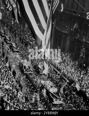 New Yorker jubeln Aleman an -- Präsident Miguel Aleman aus Mexiko steht in führenden Autos und Wellen, während die Parade zu seinen Ehren durch eine Spur jubelnder New Yorker am Broadway und der Wall Street heute zieht. Mai 1947. (Foto von AP Wirephoto). Stockfoto