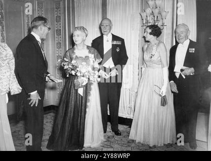 Prinzessin Alice, der Earl of Athlone, empfängt die Gäste. Prinzessin Alice, Countess of Athlone und Major General der Earl of Athlone waren Ehrengäste beim jährlichen Dinner im Dorchester Hotel, London, heute Abend der British Schools Exploring Society. Major General Sir Frederick Sykes hatte den Vorsitz inne. Januar 1954. (Foto im Bild des Vertrags für tägliche Post) Stockfoto