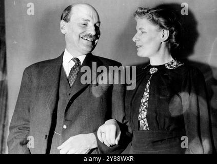 Premier und Frau feiern Silberhochzeit - Arm in Arm nach 25 Jahren - Mr. Und Mrs. Attlee in der Downing Street an ihrem Silberhochzeitstag. Der britische Premierminister, Mr. Clement Attlee, und seine Frau feierten ihre Silberhochzeit (25. Jahrestag ihrer Hochzeit) in No. 10, Downing Street, der offiziellen Residenz des Premierministers in London. Unter den Geschenken, die Mr. Und Mrs. Attlee erhielt, war ein Silberteekaddy von den Mitarbeitern von Nr. 10. Januar 1947. Stockfoto