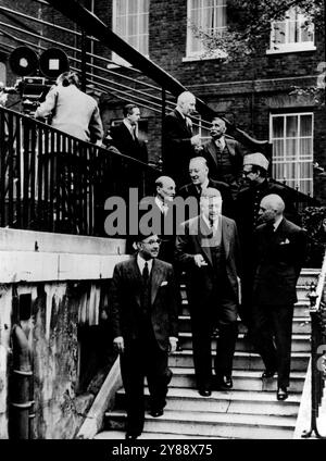 Schritte zu Empire-Gesprächen - die Commonwealth-Konferenz. Vor den Gesprächen sind (von links nach rechts, vorne): Herr Liaquat Ali Khan (Premierminister von Pakistan); Dr. H.V.Evatt (stellvertretender Premierminister von Australien); Pandit Jawaharlal Nehru (Indien). (Zweite Reihe, von links nach rechts);- Clement Attlee, britischer Premierminister); John Beasley, hoher Kommissar Australiens im Vereinigten Königreich); Rabintoola (hoher Kommissar für Pakistan). Oben, von links nach rechts:- Herr J.H.Wilson (Präsident des British Board of Trade); Herr Hugh Dalton (ehemaliger Kanzler Stockfoto