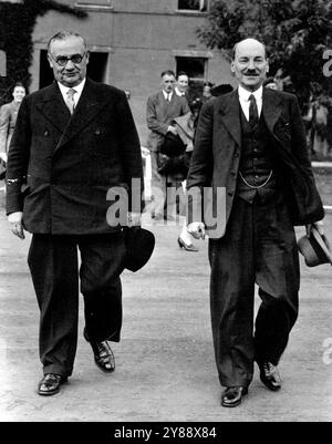 Großbritanniens neue Führer reisen nach Potsdam -- Mr. Clement Attlee (rechts) Großbritanniens neuer Labour-Premierminister, mit Mr. Ernest Bevin, seinem neu ernannten Außenminister, zu ihrem Flugzeug bei der Ankunft auf einem Flugplatz in der Nähe von London. Mr. Clement Attlee mit Mr. Ernest Bevin, Großbritanniens neuer Premierminister und Außenminister, verließ London auf dem Luftweg nach Potsdam, um die Konferenz mit Präsident Truman und Generalissimo Stalin wieder aufzunehmen. Die Gespräche wurden aufgehalten, während Churchill und Anthony Eden nach Engalnd zurückkehrten, um das Wahlergebnis zu erhalten. Juli 1945. Stockfoto