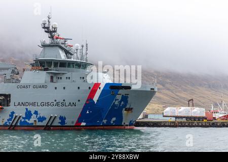 Seydisfjordur, Island, 19.05.22. ICGV Freyja, Offshore-Patrouillenschiff der isländischen Küstenwache im Hafen von Seydisfjordur an nebeligen und regnerischen Tagen. Stockfoto