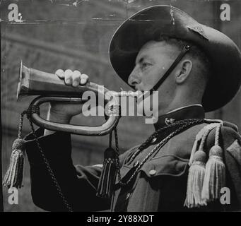 Trompeter J. Henry, 18. Feldbrigade, stand wie eine Statue, während er gestern den letzten Posten in St. Mark's, Darling Point, aussprach. Eine gemeinsame Gedenkfeier und Tribute wurde für den König und Sir Charles Kingsford Smith abgehalten. Januar 1936. Stockfoto