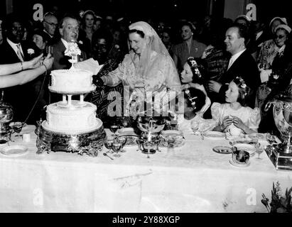 Die Hochzeit fand statt -- die glückliche Braut, als sie den Kuchen am Empfang schneidet. Die Hochzeit fand heute in der St. John's Church, St. John's Wood statt, zwischen Miss Peggy Cripps, 32-jähriger Tochter des verstorbenen Sir Stafford Cripps und Joseph E. Appiah, einem Jurastudenten von der Gold Coast. Juli 1953. (Foto im Bild des Vertrags für tägliche Post). Stockfoto