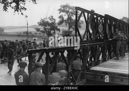 Bailey-Brücken über dem überfluteten Grenzland -- Sapper der Royal Engineers errichtete eine 120ft. Zweigleisige dreistöckige Bailey Bridge als Ersatz für die Greenlaw Bridge, die die Hauptstraße London–Edinburgh über Blackadder Water in Berwickshire führte, die durch die schweren Überschwemmungen gefegt wurde. September 1948. (Foto: Sport & General Press Agency, Limited.) Stockfoto