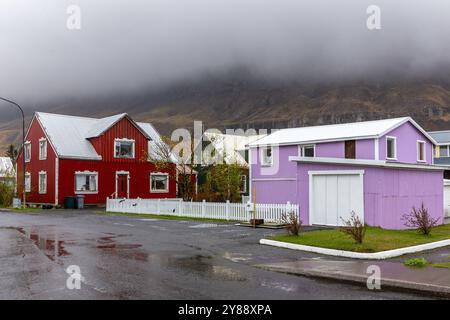 Seydisfjordur Stadt in Island mit traditionellen isländischen bunten Wohnhäusern mit Giebeldächern und weißen Fensterrahmen. Stockfoto