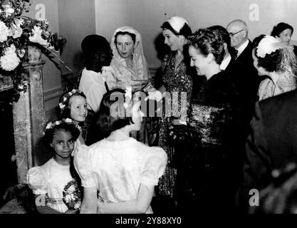 Die Hochzeit fand heute in der St. John's Church, St. John's Wood statt, zwischen Miss Peggy Cripps, 32-jähriger Tochter des verstorbenen Sir Stafford Cripps und Joseph Appiah, einem Jurastudenten aus der Gold Coast. Dieses Foto zeigt die Braut und den Bräutigam, die mit Gästen an der Rezeption sprechen. Empfang: Joseph E. Appiah, Jurastudent an der Goldküste, und seine Frau, ehemals Miss Peggy Cripps, Tochter des verstorbenen Sir Stafford Cripps, sprechen nach ihrer Hochzeit mit Gästen. Juli 1953. Stockfoto