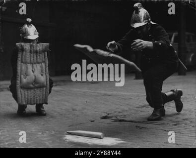 Zeigen, wie Brandherde brennende Marken auswerfen, um den Ausbruch des Feuers zu verlängern. 30. September 1941. Stockfoto