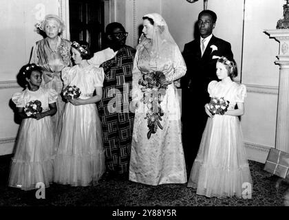 Die Hochzeit fand heute in St. John's Chruch, St. John's Wood statt, zwischen Miss Peggy Cripps, 32-jähriger Tochter des verstorbenen Sir Stafford Cripps und Joseph Appiah, einem Jurastudenten aus der Gold Coast. Dieses Foto zeigt die Braut und den Bräutigam, die mit Gästen an der Rezeption sprechen. Juli 1953. Stockfoto