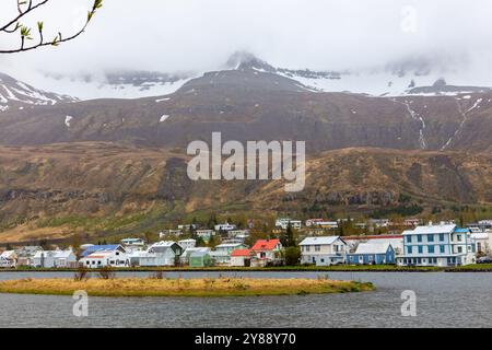 Seydisfjordur, Island, 19.05.22. Seydisfjordur Stadt in Ost-Island, Landschaft mit traditionellen isländischen bunten Gebäuden an der Küste des Fjords Stockfoto