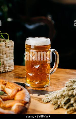 Kaltgeschäumtes Bier in traditionellem Becher, Oktoberfest-Feiern, Brauereifrische Stockfoto