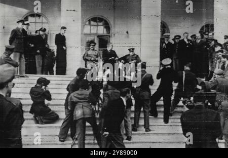 "Große drei" Pose für Fotografen -- Korps der Fotografen zieht in die Nähe von Marschall Stalin, Präsident Roosevelt und Premierminister Churchill (von links nach rechts) auf den Stufen der russischen Botschaft in Teheran. Unter den Beobachtern sind General George Marshall, USA, Admital Ernest King, USN, General H. Arnold, USA, Admiral William Leahy, USN, sowjetischer Außenminister Molotow und britischer Außenminister Anthony Eden. Dezember 1943. (Foto von U.S. Office of war Information Radiophoto). Stockfoto