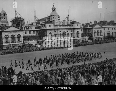 London See Guards Beat Tattoo – Wachen, die während der Parade auf der Horse Guards Parade gesehen wurden. Heute Abend sahen die Londoner zum ersten Mal seit dem Krieg die Brigade der Garde in voller Kleidung, die Tätowierung mit ihren massiven Trommeln und Pfeifen auf der Horse Guards Parade. Zu den Teilnehmern zählten die Third Coldtream Guards, die First Scots Guards der First Welsh Guards und die First Irish Guards mit Massed Drums und Pipes. Mai 1949. (Foto im Bild des Vertrags für tägliche Post). Stockfoto