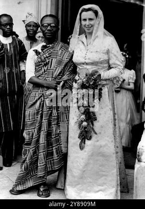 Miss Cripps und ihr afrikanischer Bräutigam -- nach der Zeremonie die Braut im cremefarbenen Brokat-Hochzeitskleid im klassischen Stil und der Bräutigam im Ashanti-zeremoniellen Gewand aus purpurroter, gelber, schwarzer und grün gestreifter Seide. Miss Peggy Cripps, 33 Jahre alt, jüngste Tochter des verstorbenen Sir Stafford Cripps, eines ehemaligen Finanzkanzlers, und von Dame Isobel Cripps, aus Stroud, Gloucester, heiratete heute (Samstag) einen Ashanti-Stammesmann aus der Gold Coast, den 32-jährigen Joseph Ammanuel Appiah in St. John's Church, St. John's Wood, London. Sie werden in ein paar Wochen abreisen, um sich in Afrika niederzulassen. Stockfoto