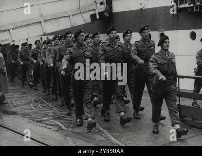 Die Rückkehr der Gloucester -- Männer des Gloucester Regiments marschieren vom Trooper-Imperium fowey zum Empfang in Southampton heute 21. Dezember nach ihrer Rückkehr aus Korea. Es waren 794 Offiziere und Männer des Regiments an Bord des Schiffes. Dezember 1952. (Foto von zugehörigem Pressefoto). Stockfoto