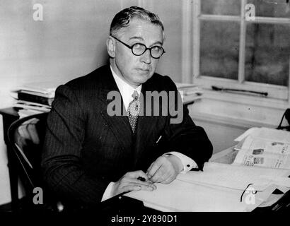 Wissenschaftler als Leiter des neuen A.R.P. Forschungskomitees -- Dr. Appleton fotografierte nach dem Termin in seinem Büro in Westminster (London). Der weltbekannte Wissenschaftler, entdecker der 'Appleton-Schicht' und Sekretär der Abteilung für wissenschaftliche und industrielle Forschung, Dr. E.V. Appleton, wurde zum ersten Vorsitzenden des neuen 'Brains Trust' gewählt, der Forschungsarbeiten zur Vorbeugung von Luftangriffen durchführen und die Regierung in Fragen des Zivilschutzes beraten wird. Das neue Gremium soll als Forschungsausschuss für Zivilschutz bezeichnet werden und wird die besten wissenschaftlichen Köpfe des Landes umfassen Stockfoto