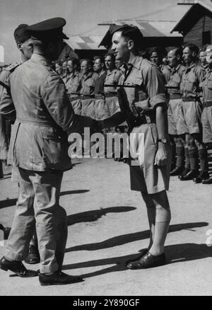 Die chinesische Regierung, L of C., N.S.W. Generalmajor Fewtrell, schüttelte Lieutenant Bailley Jones während seiner Inspektion der Royal Mechanical and Electrical Engineers in ihrem Lager die Hand. März 1943. Stockfoto