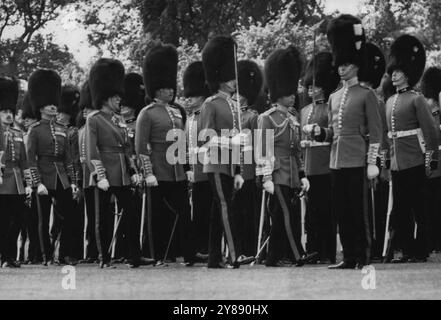 Der König präsentiert den walisischen Garden neue Farben -- H.M. der König inspiziert das Bataillon, bevor er die neuen Farben vorstellt Als Oberst der Walisischen Garde präsentierte der König dem 1. Bataillon des Regiments in den Gärten des Buckingham Palace, London, neue Farben. Alte Genossen und Verwandte der Offiziere und Männer wurden zur Teilnahme an der Zeremonie zugelassen. Mai 1949. (Foto: Sports & General Press Agency, Limited). Stockfoto